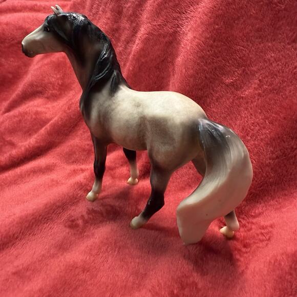 Breyer Reeves Mesteno Monte'ga Mustang Horse Classic Gray Dapple - Picture 3 of 6